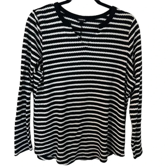 Torrid Women’s Long Sleeve Black & White Striped V-Neck Shirt Size 0, L, 12 GUC - Picture 1 of 8